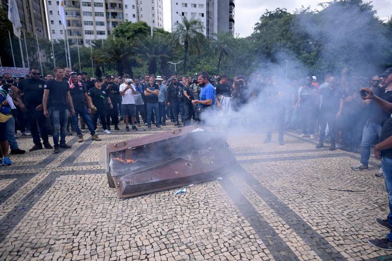 Policiais e agentes das forças de segurança do estado de Minas Gerais protestam contra o governo Zema (Novo), no centro de Belo Horizonte, cobrando reajuste salarial