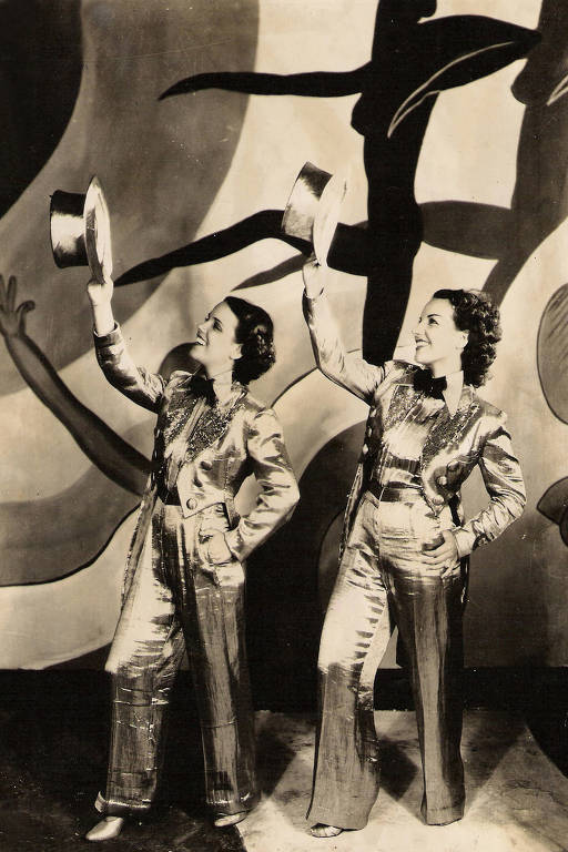 As cantoras e irmãs Carmen Miranda e Aurora Miranda no filme 'Alô, Alô Carnaval', de 1936