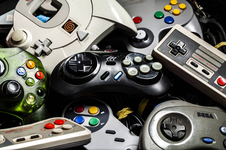 Controles de videogames antigos quebrados