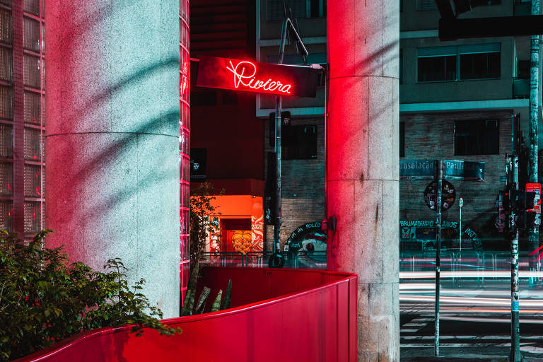 Neon vermelho sinaliza a entrada do Riviera, desde 1949 na esquina da avenida Paulista com a rua Consolação