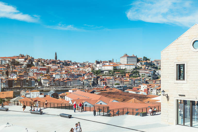 Praça principal, com vista para a cidade do Porto, do outro lado do Rio Douro