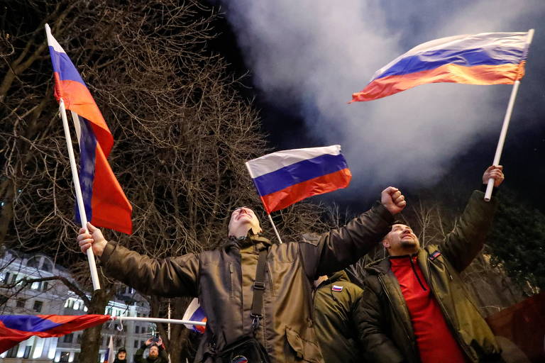 Manifestantes pró-Rússia celebra o reconhecimento das repúblicas em Donetsk