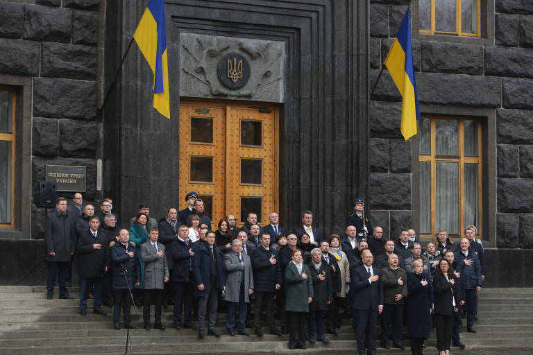 Membros do governo ucraniano cantam o hino nacional durante a celebração do Dia da Unidade, em frente ao prédio do governo, em Kiev