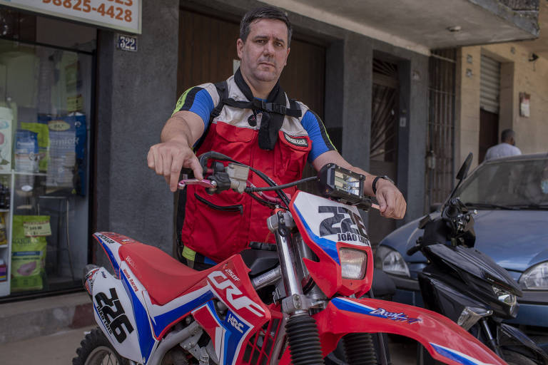 O gerente comercial João Luis de Oliveira, 44, é um dos motoqueiros que se mobilizaram para ajudar no transporte de cestas básicas, água e roupas em lugares de difícil acesso em Petrópolis
