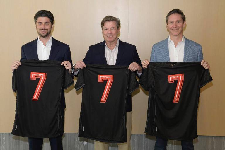 O presidente do Vasco, Jorge Salgado (centro), junto de Josh Wander, sócio da 777 Partners, e Juan Arciniegas, diretor de Esportes, Mídia e Entretenimento da empresa