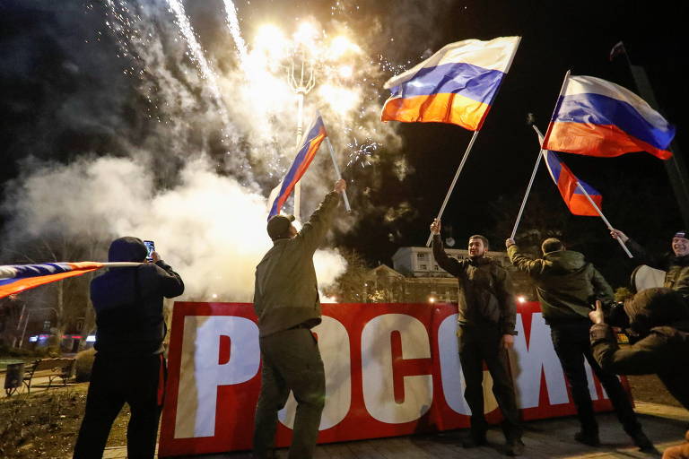 Ativistas pró-Rússia celebram o reconhecimento das repúblicas rebeldes pelo Kremlin em Donetsk