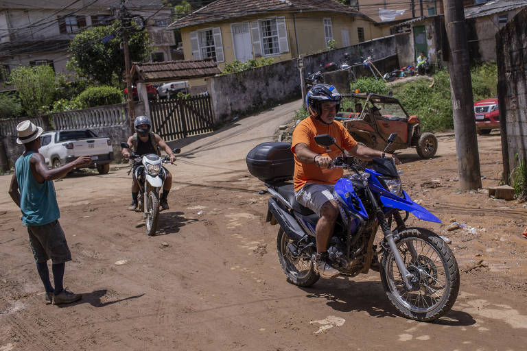Motoqueiro passa pelo bairro Chácara Flora, em Petrópolis. Vários motoqueiros se mobilizaram para ajudar no transporte de cestas básicas, água e roupas em lugares de difícil acesso por conta de deslizamentos de terra provocados pela chuva
