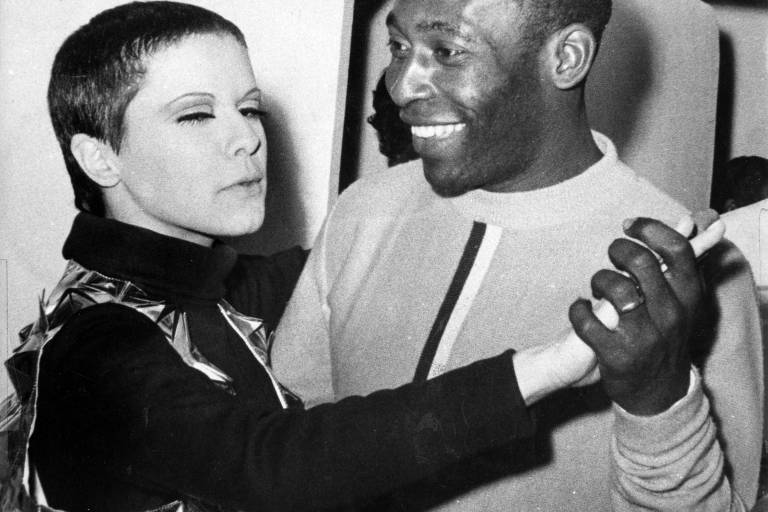 Registro de Pelé com a cantora Elis Regina dançando em 1969
