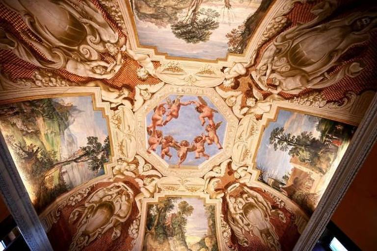 O teto da sala de campo, com os painéis laterais pintados por Guercino, Paul Bril, Domenichino, Gian Battista Viola