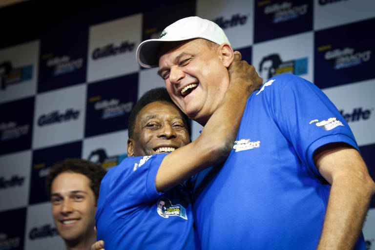 Pelé abraça o ex-jogador de basquete Oscar Schmidt, em novembro de 2013, durante evento que homenageou o piloto Ayrton Senna, 20 anos depois de sua morte