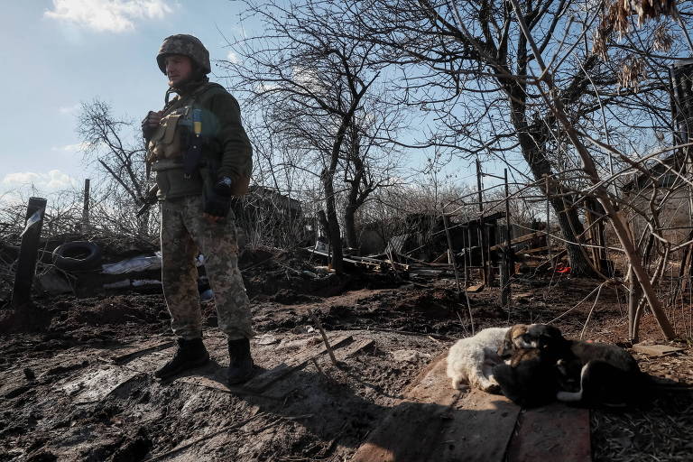 Soldado ucraniano perto do vilarejo de Travneve, na região de Donetsk