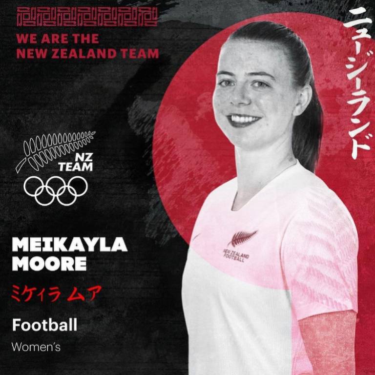 Meikayla Moore sorri em foto posada na qual veste o uniforme branco da seleção da Nova Zelândia em Tóquio-2020 