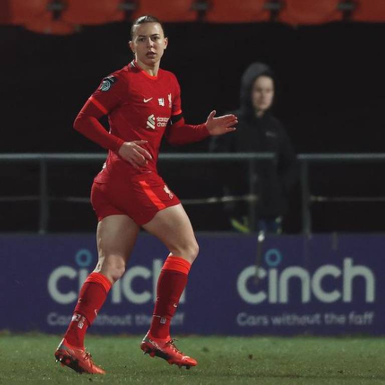 Meikayla Moore se movimenta em partida do Liverpool; ela usa uniforme todo vermelho
