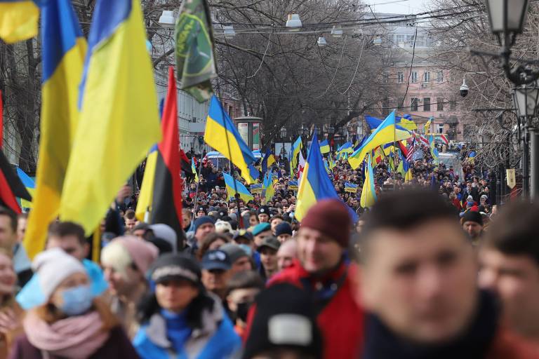 Manifestantes com bandeira da Ucrânia em Odessa 