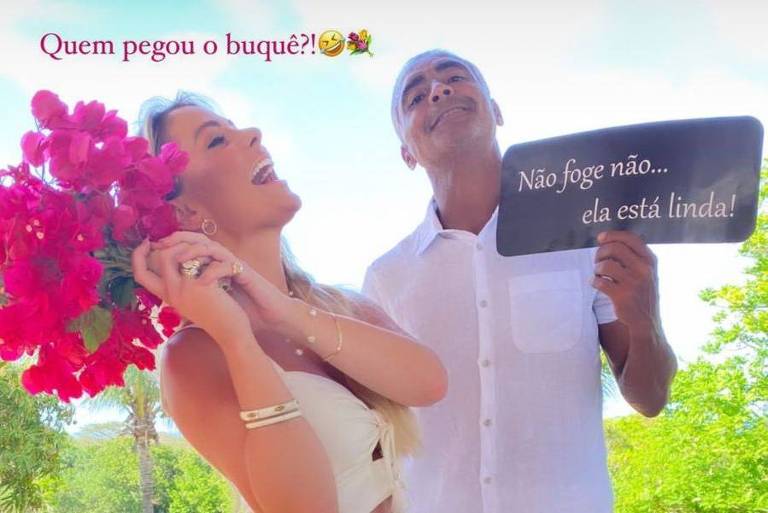 Namorada de Romário pega buquê em casamento e brinca: 'Não foge não'