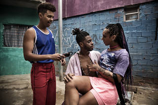 Vale Night, comédia produzida pela Querosene Filmes, conta as desventuras de um jovem casal da periferia paulistana ao se tornarem pais muito cedo.