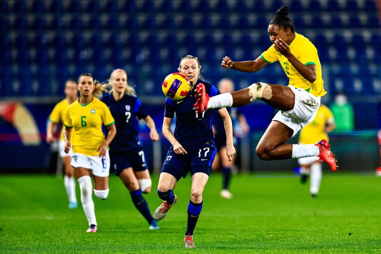 A brasileira Daiane controla a bola em jogada durante o empate com a Finlândia