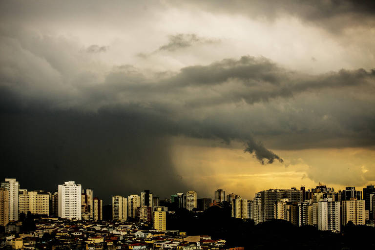 Nuvem escura de chuva cobre prédios de São Paulo
