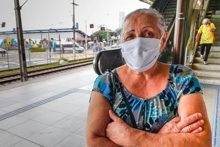 A aposentada Ivete da Silva, 65, presenciou uma mulher cair no vão da plataforma