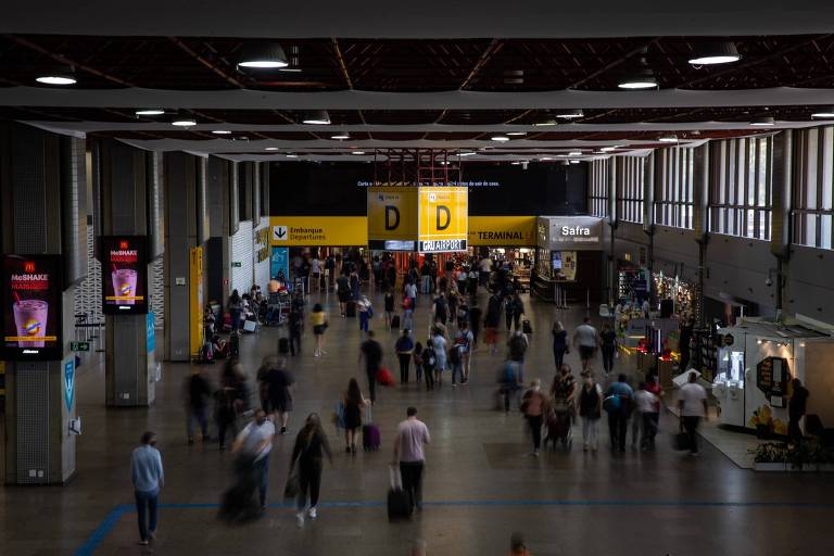 Os passageiros que deixam o terminal 2 do Aeroporto de Guarulhos precisam pegar um ônibus até a estação de trem da CPTM, distante 2,5 km