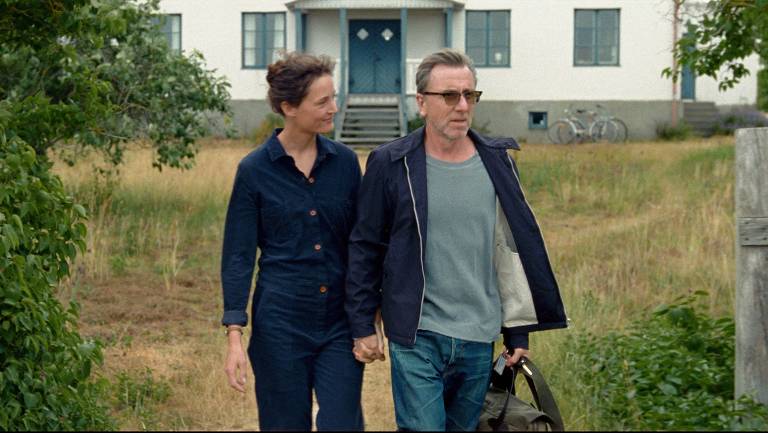 Vicky Krieps e Tim Roth em cena do filme "Bergman Island", de Mia Hansen-Love, apresentado no Festival de Cannes 