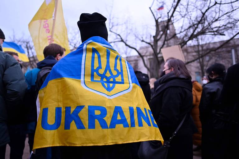 Manifestante pró-Ucrânia em frente à embaixada russa em Berlim, após o reconhecimento, por parte da Rússia, das regiões de Donetsk e Lugansk, no leste ucraniano, como independentes