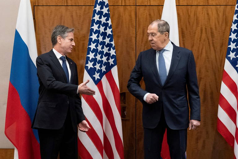 Secretário de Estado dos EUA, Antony Blinken, cumprimenta o ministro das Relações Exteriores da Rússia, Serguei Lavrov, em Genebra
