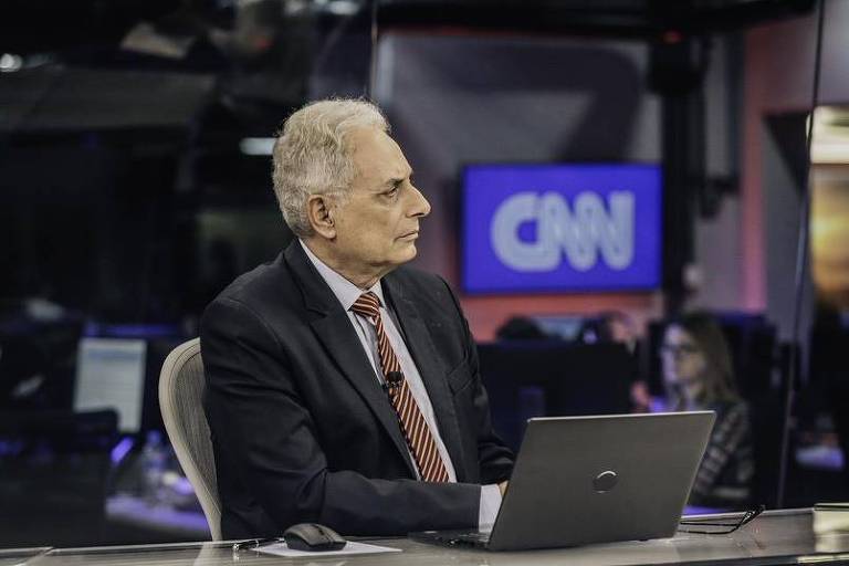 O jornalista William Waack apresentando programa na CNN Brasil