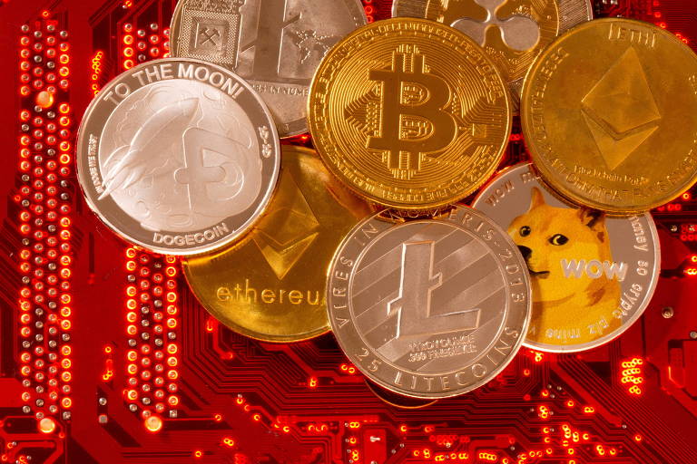 Representação das criptomoedas Bitcoin, Ethereum, DogeCoin, Ripple e Litecoin sobre a placa-mãe de um computador