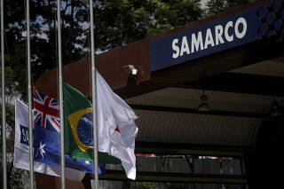 FILE PHOTO: An Australian and a Brazilian flags are pictured on the entrance of the mine operator Samarco owned by Vale SA and BHP Billiton Ltd in Mariana