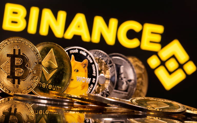 Representação das criptomoedas bitcoin, ethereum, dogecoin, ripple e litecoin em frente do logo da Binance