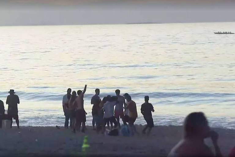 Grupo sem máscara feste Carnaval no Leblon em 2021 na praia