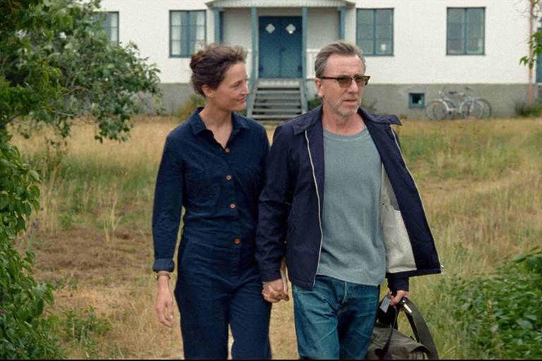 Vicky Krieps e Tim Roth em cena do filme "Bergman Island", de Mia Hansen-Love, apresentado no Festival de Cannes 
