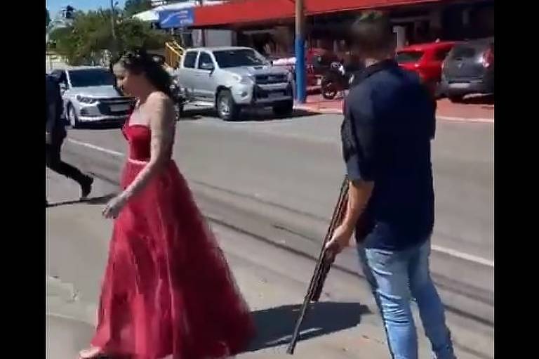 Dama de vermelho faz ensaio de casamento e para trânsito com homens armados