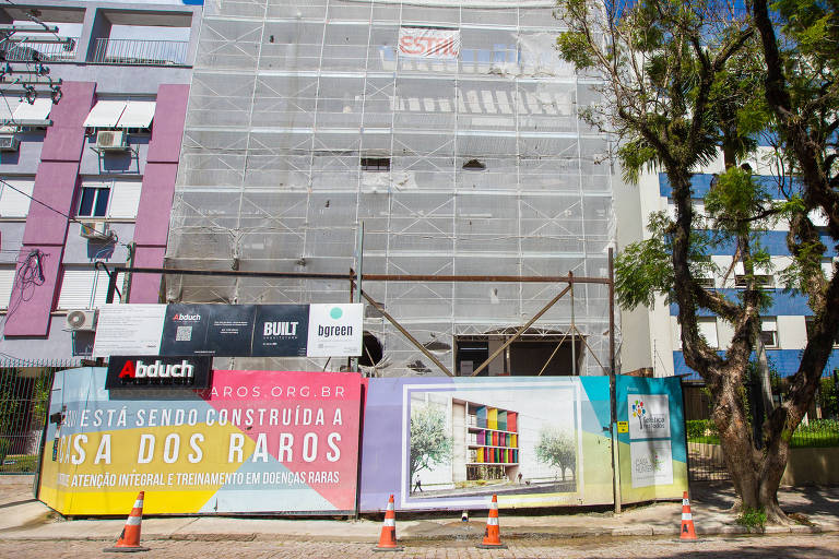 Foto mostra fachada do prédio da Casa dos Raros, centro de tratamento em Porto Alegre (RS)  especializado no atendimento para pessoas com doenças raras. A clínica será inaugurada em maio deste ano.