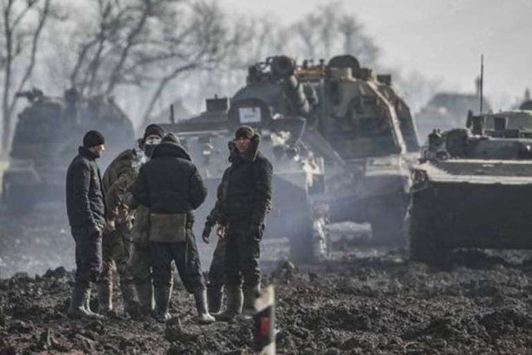 Militares russos e veículos blindados na estrada na região de Rostov, na Rússia