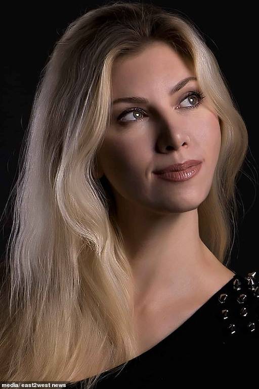 Yulia Tarasevich, 43 anos, foi vice-campeã do concurso miss Rússia Internacional 2020 e ficou incapaz de fechar os olhos ou sorrir depois de passar por uma cirurgia plástica de £3.000