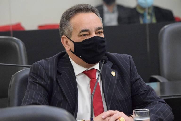 Deputado estadual Marcos Barbosa, de Alagoas, vestido com terno e máscara no rosto