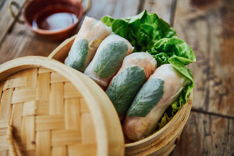 Além dos pratos clássicos do Carlota, o bistrô da chef Carla Pernambuco também serve rolinhos vietnamitas com camarões no vapor