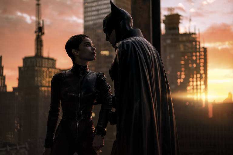 Zoë Kravitz e Robert Pattinson em cena do filme 'Batman', de Matt Reeves