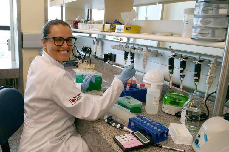 A bióloga Gabriela Venturini da Silva em seu laboratório