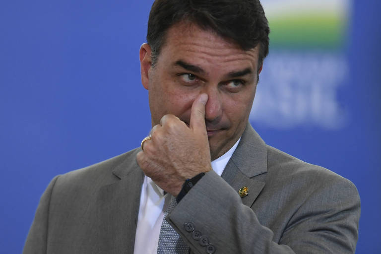 Gol suspende distribuição da Veja após reclamação de Flávio Bolsonaro