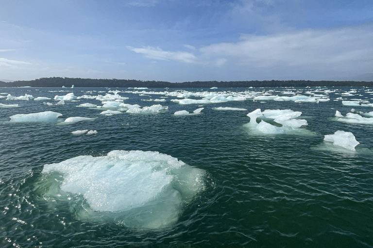 Icebergs da geleira San Rafael flutuam no lago San Rafael, no sul do Chile. O derretimento das geleiras é um fenômeno natural que tem sido acelerado pelas mudanças climáticas