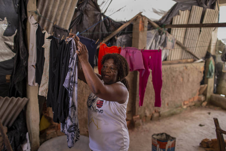 Graça Raimundo, 62, está indo para sua casa no Morro da Oficina apenas para lavar roupa