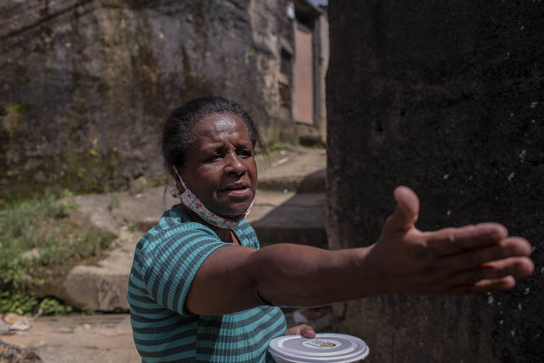 Cristina da Conceição, 62, diz que quer voltar para casa no Morro da Oficina assim que souber que o local está seguro