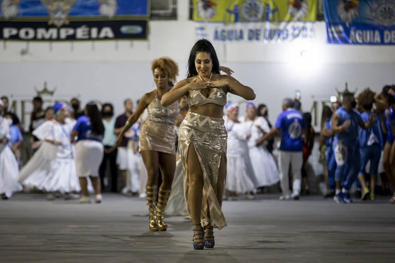 Alunos do CAOB entoando o Hino de Ouro Branco 