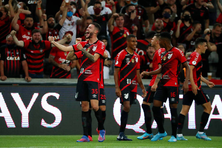 Jogadores do Athletico comemoram gol contra o Palmeiras