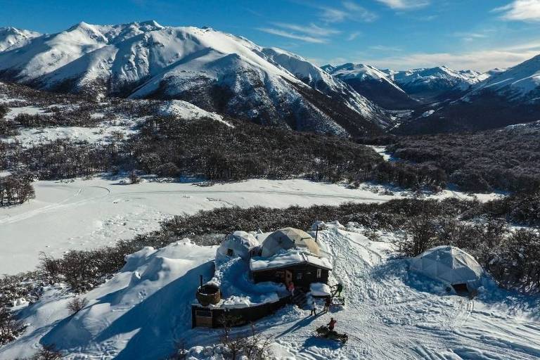 Instalações do Mallín Alto, que oferece quatro domos a 1.700 m de altitude, ideais para praticantes de esportes de inverno