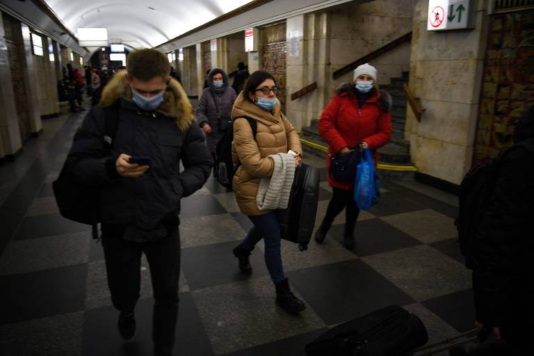 Movimentação no metrô de Kiev horas após governo ucraniano falar em 'invasão total' do país pela Rússia