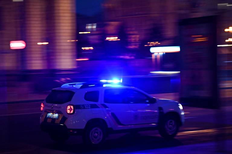 Viatura policial em Kiev nas primeiras horas desta quinta-feira